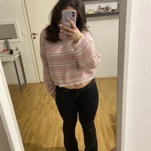 tjocktröja - säljer en rosa croppad stickad tröja som är jättemysig