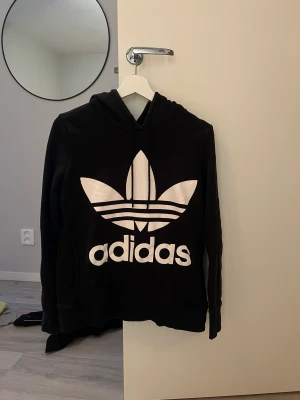 Adidas hoodie  - Snygg adidas hoodie som både män och kvinnor kan ha. Det är storlek XS men skulle säga att den är lite större i storleken så motsvarar en S. 