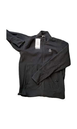 BUTEO MID JACKET MEN - Material: 100% Återvunnen polyester  Upptäck Buteo Mid Jacket Men - en varm och bekväm fleecetröja för alla äventyr! Mjukt, värmande material Hellång dragkedja med ett hakskydd Handfickor med en dragkedja Fukttransporterande egenskaper Ny pris 1000 sek