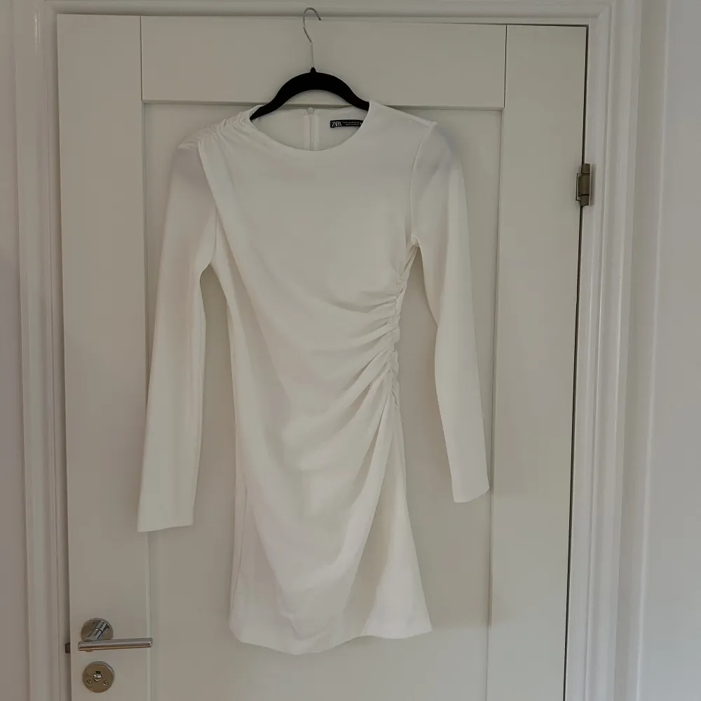 En otroligt fin vit klänning! Använd endast en gång. Formar sig väldigt fint på kroppen, framhäver former och passar alla!  Är i storlek M, men skulle säga mer S/M. Klänningar.