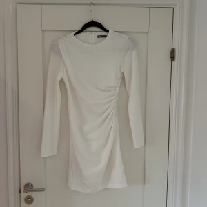 Kroppsnära klänning!  - En otroligt fin vit klänning! Använd endast en gång. Formar sig väldigt fint på kroppen, framhäver former och passar alla!  Är i storlek M, men skulle säga mer S/M