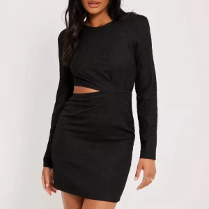 Slutsåld festklänning - Säljer nu denna oanvända snygga cutout klänning från Nelly med lappen kvar. Den är i storlek 34, men passar mig som är 170 cm lång perfekt. Alltså en 36, eller stor 34. Så snygg till fest!🪩