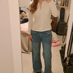 Vit tröja med knappar - En vit tröja med fungerande knappar. Tunt tyg. Storlek S. Frakt ingår i priset.