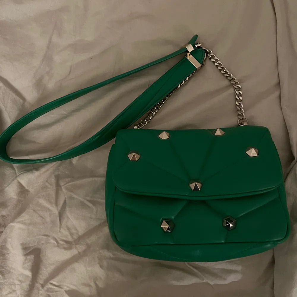 Säljer denna gröna rymliga väska från zara, köpte för 299kr men säljer för 150 + frakt då den knappt är använd och nästan som ny💖. Väskor.