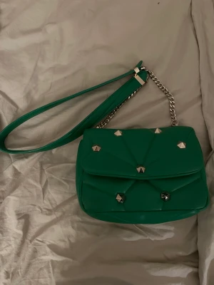 Väska zara - Säljer denna gröna rymliga väska från zara, köpte för 299kr men säljer för 150 + frakt då den knappt är använd och nästan som ny💖