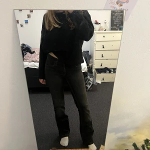 Mörkgråa jeans - Ett par mörkgråa lågmidjade jeans! Skitsnygga men kommer tyvärr inte till användning. 