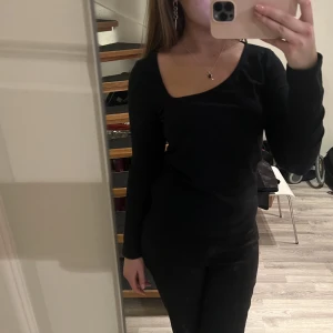 Finstickad tröja med urringning  - Finstickad tröja från zara med en sned urringning. Super fin tröja, använd fyra gånger.  Storlek L  Ordinarie pris 299kr  Nytt pris 120kr 