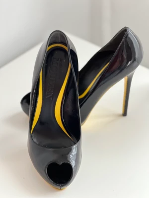 Dam Skor  - Skor, stl. 37, Dam Skorna är i mycket bra skick, köpta till fest och använda en gång. Klack 12 cm, plattform 1,5 cm Färg svart, sula gul. 900 kr