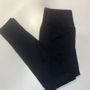 Aimn tights  - Aimn tights i storlek small. Ribbade modellen.