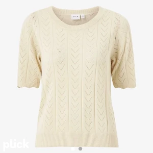 Vit stickad t-shirt  - Säljer min jättesnygga gräddvita stickade topp. Passar perfekt för båda vardaglig outfit och finare outfit💕