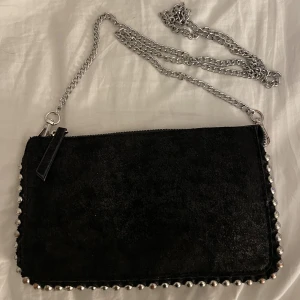 Väska zara  - Säljer denna superfina lilla väska som inte kommer till andvändning. Defekten är att visa av knapparna tappat färgen men inget man tänker på. Hör av er vid funderingar.