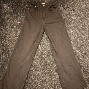 Svarta högmidjade jeans - Kolsvarta jeans (syns dåligt på bilden). För mig är de tajta över rumpan och större i benen. Benen är väldigt långa men passar även för kortare (som mig). Väldigt bra kvalitet på byxorna (kostade sjukt mycket) och de inte slitna. 