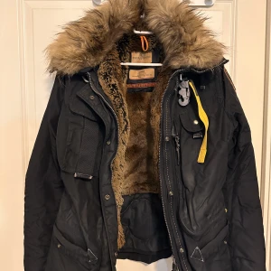 Parajumper jacka - Gammal jacka med mycket användning. Masterpiece serien. Sliten på läder detaljer. Svart missfärgning. Köpte den från en kille. Men jag tycker att det passar för båda könen.  Storleken på jackan är M men jag har S. Bra om man ska ha tröja under.