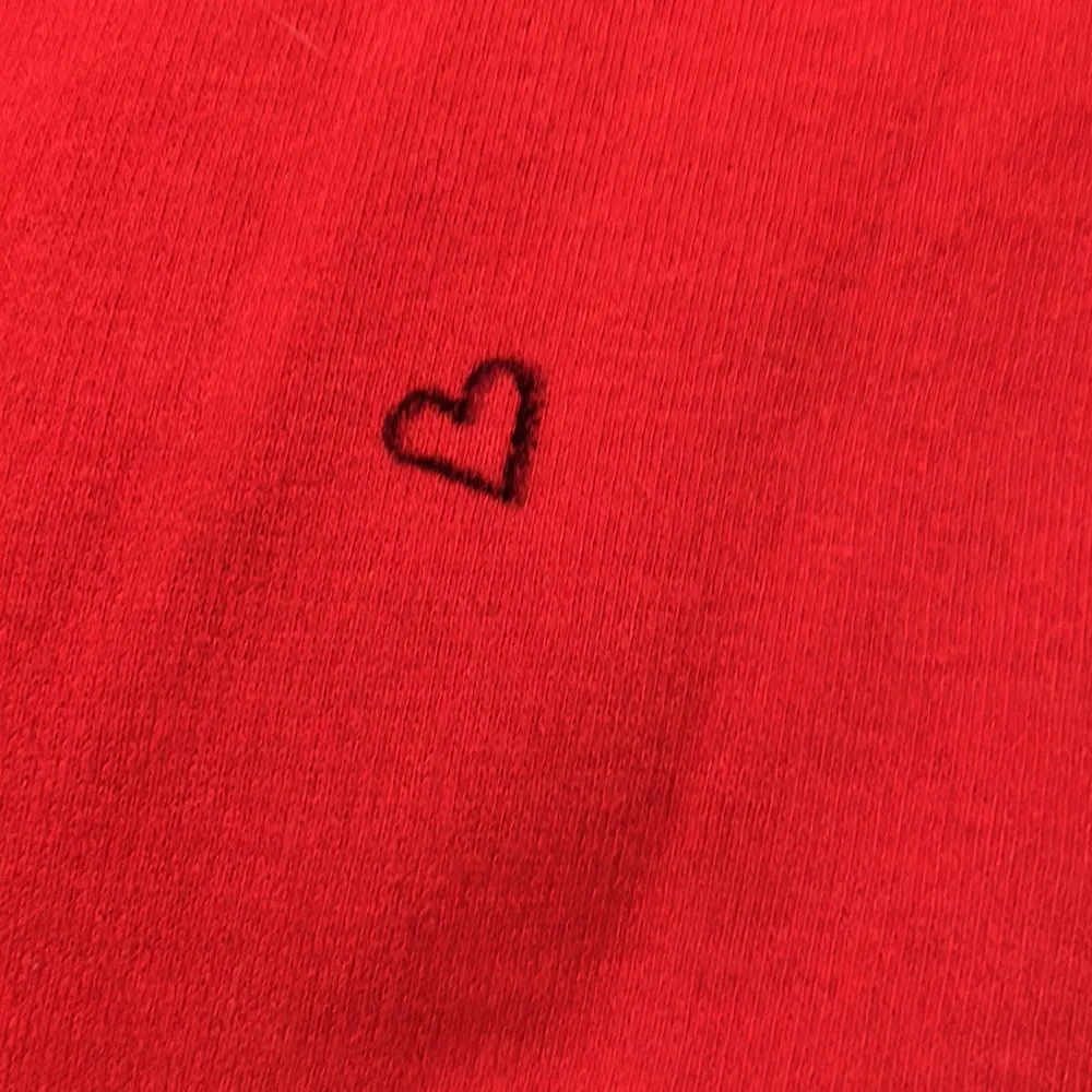 En super fin hov1 tröja som hov1 själv signerat ett hjärta på😻 se signaturen på bild tre<3. Hoodies.