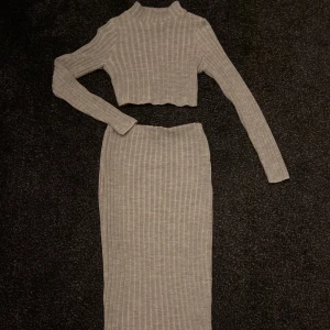 Grått ribbat sett - Jag har knappt använt det trots att det är så skönt och fint. Man får otrolig röv i kjolen och det är ett fint sett i juletider då det är lite den viben jag får av materialet. Tröjan är väldigt croppad men man kan välja själv hur högt kjolen ska sitta. 