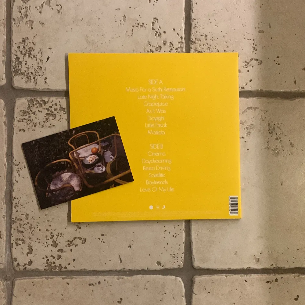 Harry Styles vinyl.  Album: Harrys House- Limited edition. 🏠 Det är en en gul skiva som bara gavs ut i ett ex. antal⭐️Spelats 3-4 gånger men inga täcken på användning🥳 Man får med ett vykort med text från ”As it was” och en bok med lyrics☀️Köpt för 480kr🍀 . Övrigt.