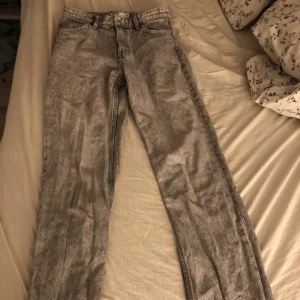 Gråa jeans - Säljer dessa gråa jeansen pågrund av att dom blivit för små. Sitter hur fint som helst och är väldigt bekväma. Använda men i fint skick.