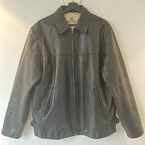 Skinnjacka storlek M  - En skinnjacka i mycket fint skick i storlek M.   Fickorna har hål på insidan men utvändigt är den som ny!  Nypris ca 3500kr.