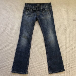 Lågmidjade jeans från Only - Tyvärr försmå för mig   Midjemått: 76cm Innerbenslängd: 79cm