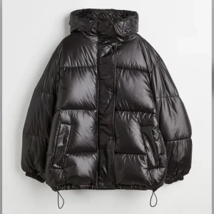 Dunjacka h&m XS/S - Säljer denna dunjacka från h&m, storlek XS/S Fint skick 