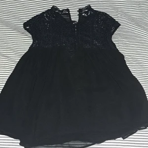 Snygg spetstopp från Zara✨️ - Jätte snygg spetstopp från Zara i storlek M säljer pgr av att den tyvärr är för stor, använd en gång🩷