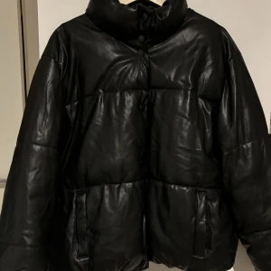 Svart kort puffer jacka  - Fin svart pufferjacka i fuskskinn från Vero Moda, ganska kort Knappt använd 🖤