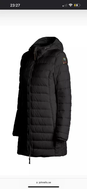 Parajumper jacka - Fräsch parajumper dunjacka, i strl S. Köpt i butiken johnells och är i väldigt bra skick, inga skador eller någon som helst lukt på jackan  Köpt för 5700kr