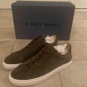 A days march sneakers - Sprillans nya A days march mocka sneakers. Storlek:43 Box medföljer vid köp! Helt nya säljer pga för stor storlek! Skorna är bara testade! Fraktas med PostNord. Pris kan diskuteras vid snabb affär men nypriset på de här ligger runt 1500