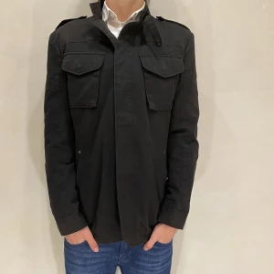 Jacka Selected Homme - Hej! Säljer nu min jacka från Selected Homme i storlek M, fint skick. Tveka inte på att höra av dig om du har frågor eller funderingar kring varan!