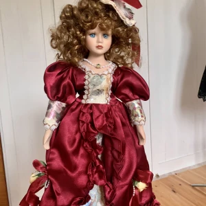 Porslinsdocka  - Supersöt porslinsdocka med kläder som kan tas av. Kom gärna med frågor och prisförslag 💕( har även fler till salu )