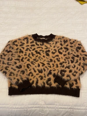 Leopard Tjocktröja  - Tjocktröja från HM i leopard mönster. varm och jätte bra skick! Storlek XS
