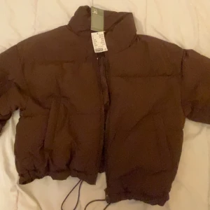 Vinter jacka - Säljer denhär helt nya vinterjackan Från H&m köpt för 399kr, den är aldrig andvänd med lappen kvar då den inte riktigt va min stil💗