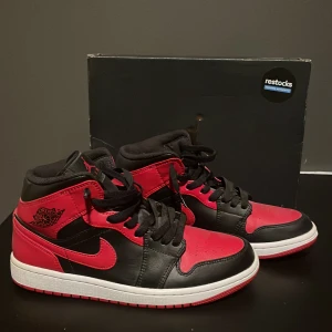 JORDAN 1 "BANNED" MID - Storlek 40,5  Oanvända  Orginal pris 2100