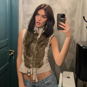 Äkta skinnväst med päls - En ascool väst i äkta skinn men med fakepäls från only i s. Har fickor som går att stängas och har spännen. 💓