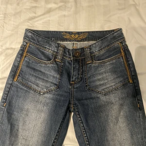 Lågmidjade jeans - Lågmidjade jeans från Tom Tailor. Storlek 32. Innerbensmått : 85cm Midjemått: 37cm rakt över Nästan aldrig använda, så som nya