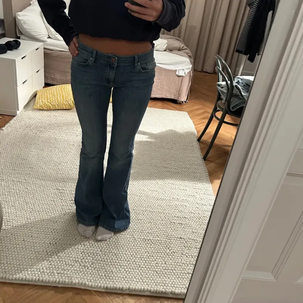 As snygga lågmidjade jeans, står att det är storlek 40 men jag brukar ha på mig 36 så storleken stämmer inte! . Jeans & Byxor.