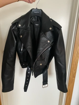 Skinjacka bilbok  - Säljer denna super trendiga skinnjackan från vinbok , aldrig använd storlek S ny pris 750 säljer för 300