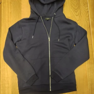 Smog Zip Hoodie - Zip Hoodie från Smog. Mycket bra skick Använd 1 gång Storlek L passar även M  