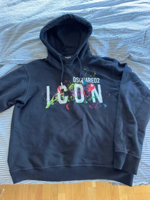 Dsquared2 Hoodie  - Säljer min knappt använda dsquared hoodie. Köpt på season. Skick 9/10 för den är ändå använd några gånger. Nypris 4400. Kvitto och inköps etikett finns kvar att få med om det önskas. Kan tänka även tänka mig byte mot nått i samma priskl
