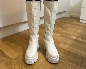 Säljer mina stövlar  - Hej jag säljer mina steve madden stövlar på grund av att de är för små storleken är 36 jag har använt de bara en gång 