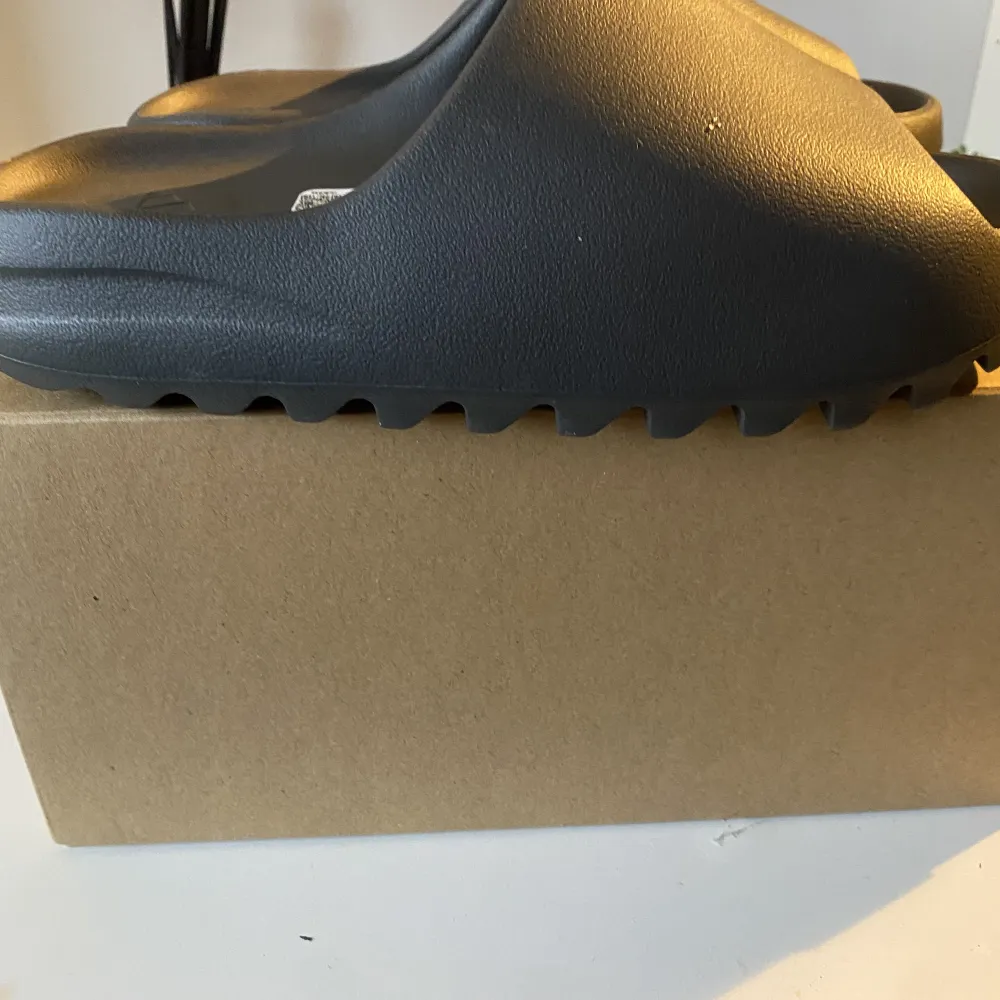 Helt nya yeezy slide granite i storlek 43. Box medföljer skorna har aldrig använts. Kvitto finns. Kan mötas upp i Stockholm eller frakt. Skor.