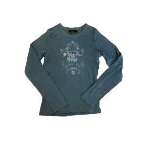 turkos y2k tröja - Köpt på second hand, använd få gånger, bra skick utan defekter 💓