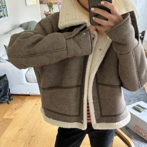 Teddy jacka - Så snygg slutsåld biker Teddy jacka från NAKDx Josefine HJ