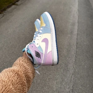 Nike jordan  - Nike jordan spårsam använda st 34. Byter färg efter ljus. 