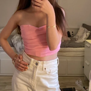 ZARA pink bustier top - SISTA bild är LÅNAD fr Google. Bandeau topp fr Zara, dragkedja finns i ena sidan för att knäppa. Använd 2-3 gånger så i superfint skick. Kund står för frakt och pris kan alltid diskuteras💗