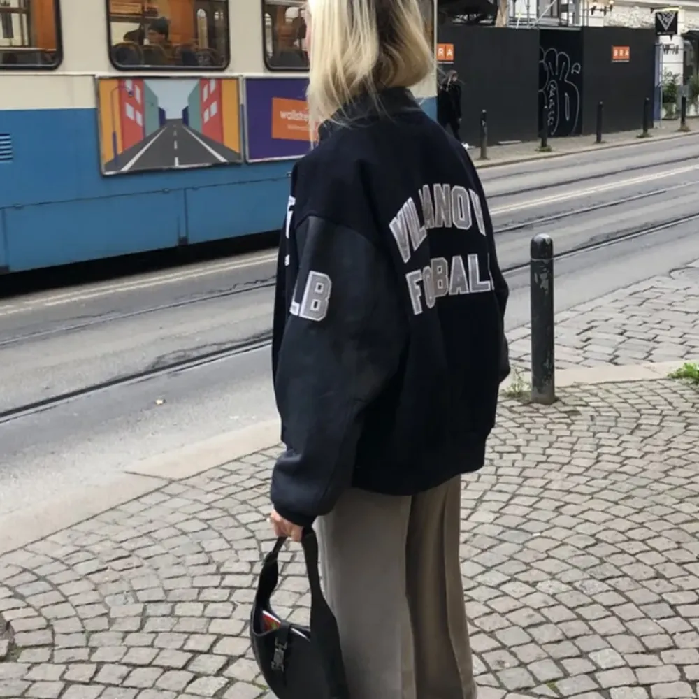 Jag säljer denna älskade baseball jacket från Brodway and Sons i Göteborg 🤍 Jackan är i storlek L, passar mig som är en XS/S. Jackan är oversize och i ull förutom armarna som är i skinn! Jackan är i jätte fint skick! 🤩. Jackor.