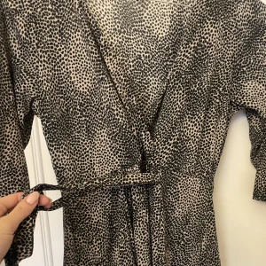 Skön över-knäna klänning  - Superskön klänning i kul men ändå naturligt mönster, i storleken 40/42 men passar superfint som lite oversize från strl 36.   Kan tänka mig att den är fin även som gravid-klänning! 