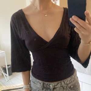 Topp med vid ärm - Mörkbrun/lila snygg v-ringad topp/blus med djup rygg. 3/4 vid ärm.