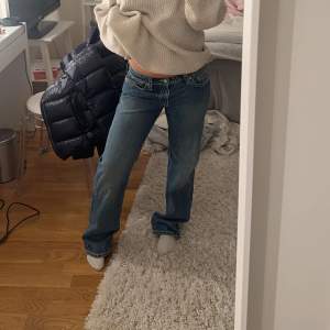 Jätte snygga jeans från Weekday knappt använda! Säljer pga för långa för mig:( nypris 590