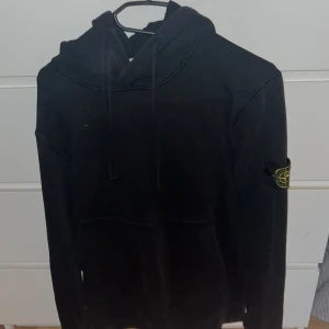 Stone island hoodie - Stone island tröja, skön och passar till det mesta, använd fåtal gånger men fortfarande i bra skick. Kom privat och diskutera pris eller byten.